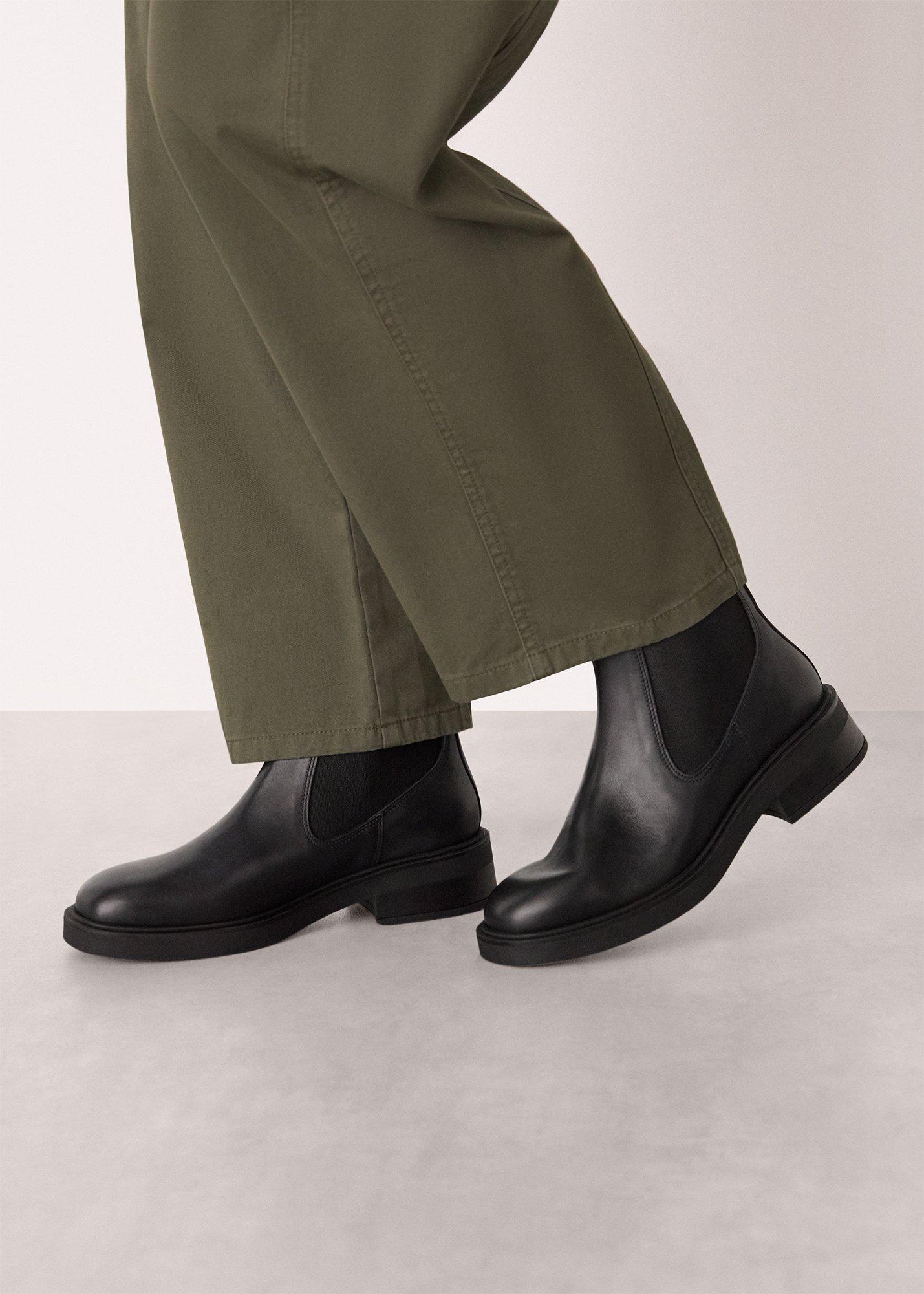 Black Elasticated Chelsea Boot