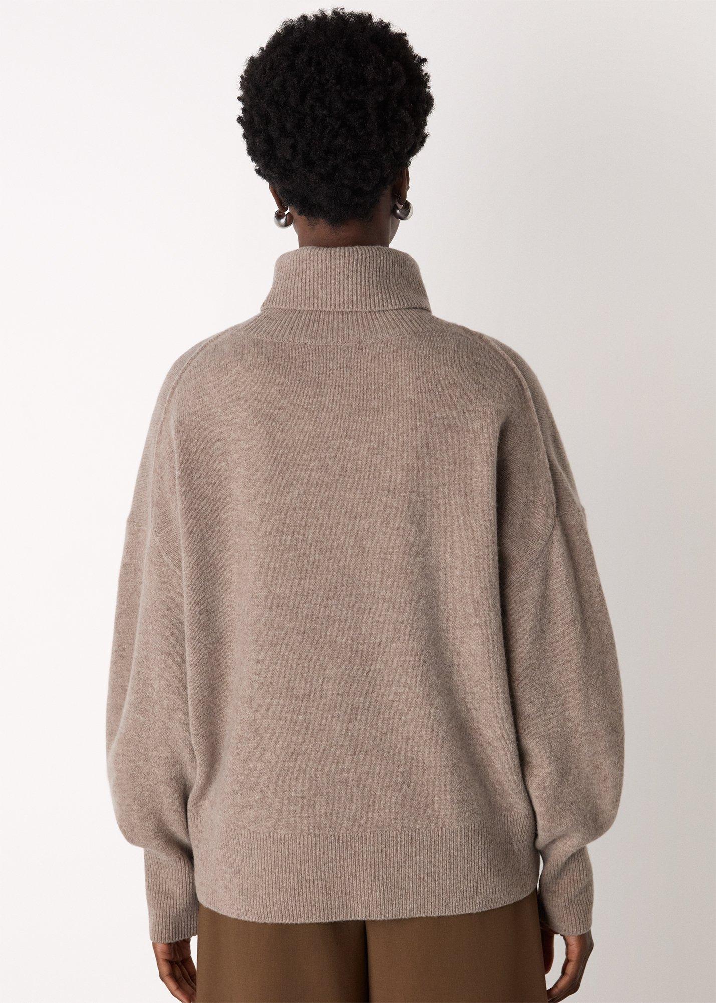 Wool Roll Curved Hem Knit